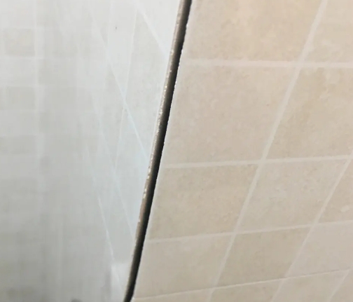 承德市瓷砖空鼓维修公司分享阳台瓷砖脱落的修复过程可以分为以下几个步骤