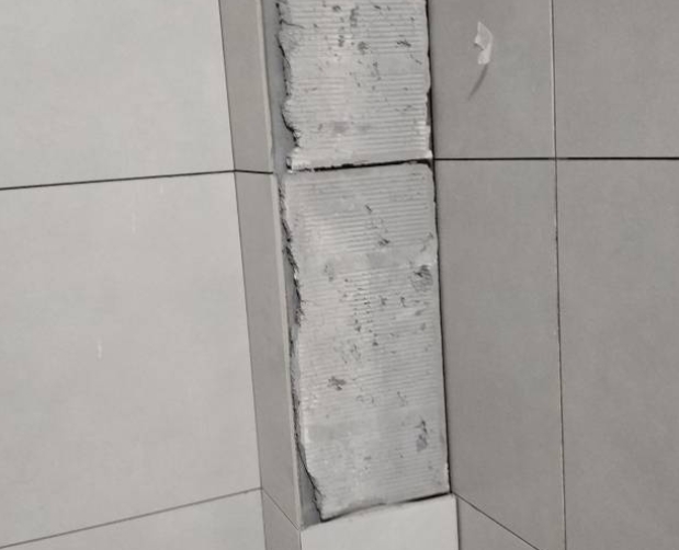 承德市瓷砖空鼓维修公司分享下瓷砖施工前基层浇水润湿程度不足，可能导致以下问题